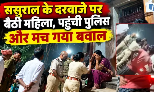 बाल पकड़कर घसीटा, जमीन पर पटका… महिला से पुलिस की कथित मारपीट का VIDEO वायरल बाल पकड़कर घसीटा, जमीन पर पटका… महिला से पुलिस की कथित मारपीट का VIDEO वायरल