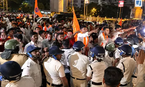 SRFTI के बाहर मचा बवाल, बैरिकेड पार कर गेट तक पहुंचे प्रदर्शनकारी SRFTI के बाहर मचा बवाल, बैरिकेड पार कर गेट तक पहुंचे प्रदर्शनकारी