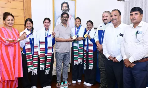 गोल्ड जीतकर लौटीं बेटियों का CM हेमंत सोरेन ने किया सम्मान गोल्ड जीतकर लौटीं बेटियों का CM हेमंत सोरेन ने किया सम्मान