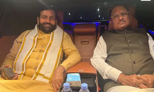 सिंगापुर में एक ही कार में दिखें दो राज्यों के मुख्यमंत्री