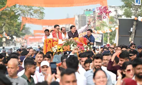 पारंपरिक रंग में रंगे मुख्यमंत्री धामी, कलाकारों के साथ थिरके और स्वयं बजाया ढोल
