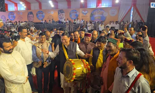 पारंपरिक रंग में रंगे मुख्यमंत्री धामी, कलाकारों के साथ थिरके और स्वयं बजाया ढोल