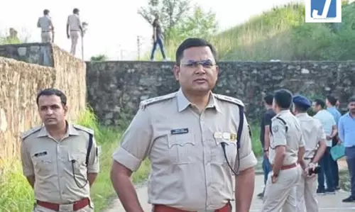 चेन स्नैचिंग गिरोह के साथ पुलिस की मुठभेड़, पैर में लगी गोली, तीन गिरफ्तार चेन स्नैचिंग गिरोह के साथ पुलिस की मुठभेड़, पैर में लगी गोली, तीन गिरफ्तार