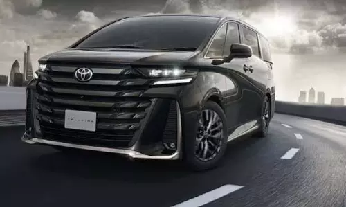 फोन से कंट्रोल होती है Toyota की ये लग्जरी हाइब्रिड कार फोन से कंट्रोल होती है Toyota की ये लग्जरी हाइब्रिड कार