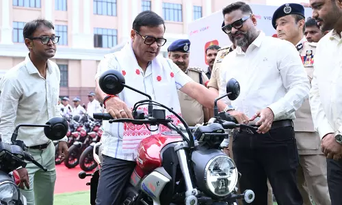 असम पुलिस को 50 मोटरसाइकिलों की सौगात असम पुलिस को 50 मोटरसाइकिलों की सौगात