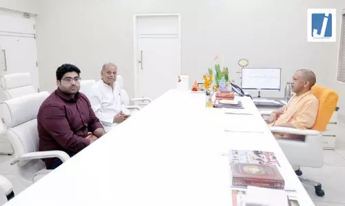 CM योगी से पूर्व मंत्री सरदार सिंह ने की शिष्टाचार भेंट, पृथ्वीराज चौधरी भी रहे मौजूद CM योगी से पूर्व मंत्री सरदार सिंह ने की शिष्टाचार भेंट, पृथ्वीराज चौधरी भी रहे मौजूद