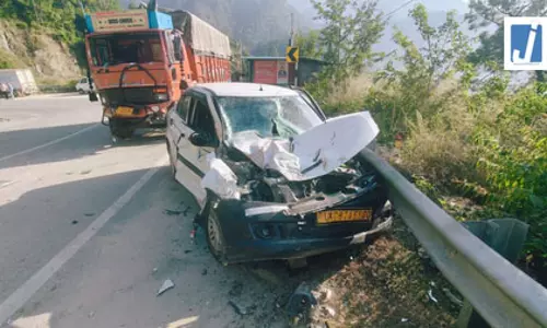भीषण सड़क हादसा, बेकाबू ट्रक ने बस और कार को मारी टक्कर भीषण सड़क हादसा, बेकाबू ट्रक ने बस और कार को मारी टक्कर
