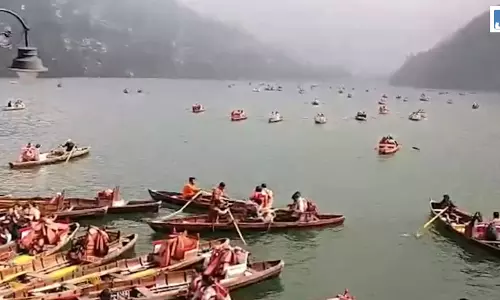 लंबे वीकेंड पर नैनीताल-कैंची धाम में उमड़ा सैलाब, कई श्रद्धालु बिना दर्शन लौटे लंबे वीकेंड पर नैनीताल-कैंची धाम में उमड़ा सैलाब, कई श्रद्धालु बिना दर्शन लौटे
