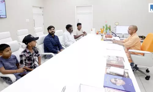 सीएम योगी आदित्यनाथ से पूर्व मंत्री मतेश चंद्र सोनकर की भेंट, केतन सोनकर और उमेश चौधरी रहे मौजूद सीएम योगी आदित्यनाथ से पूर्व मंत्री मतेश चंद्र सोनकर की भेंट, केतन सोनकर और उमेश चौधरी रहे मौजूद