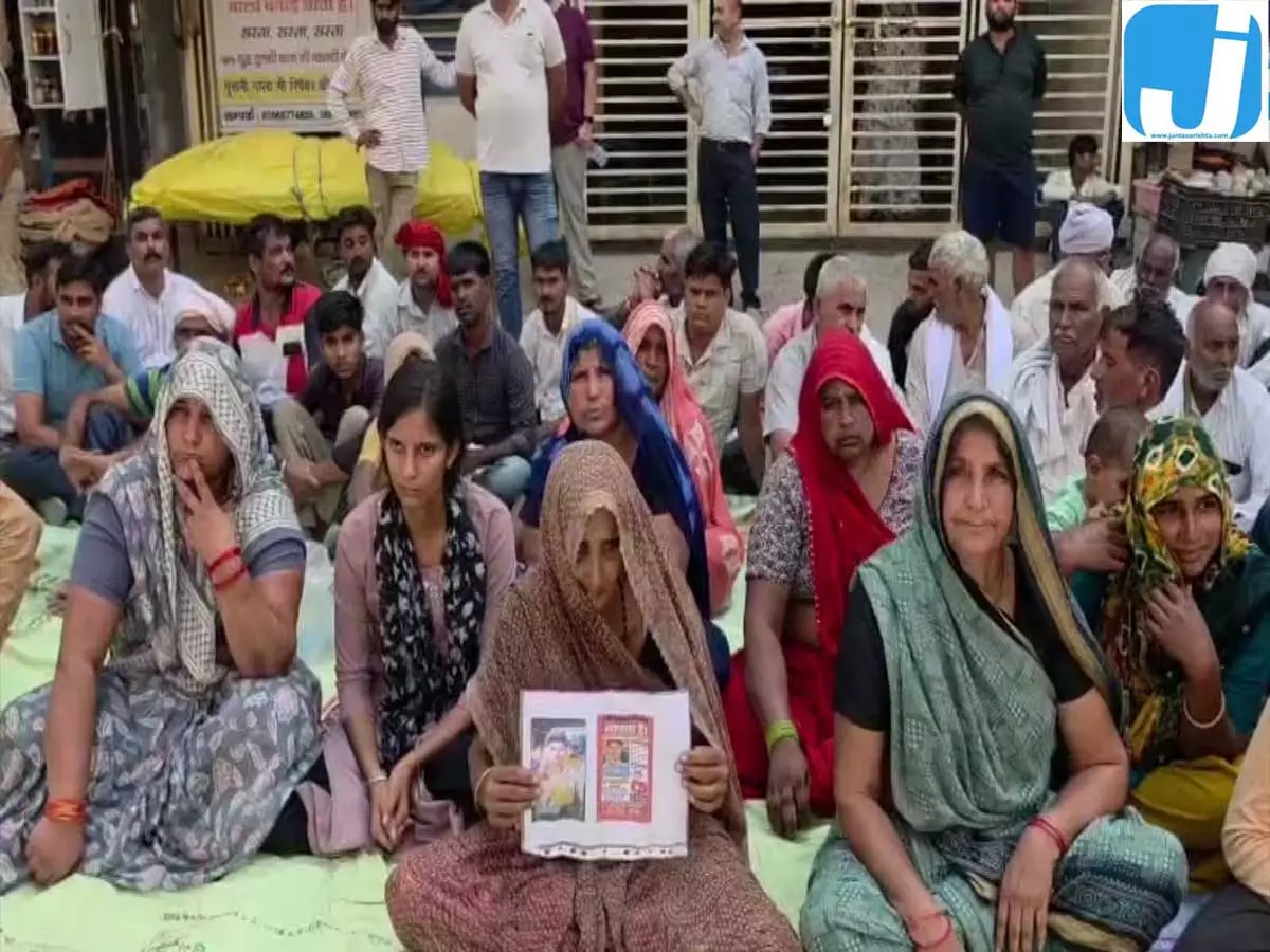 वृंदावन में प्रेमानंद महाराज के आश्रम के बाहर हंगामा, तीन हिरासत में वृंदावन में प्रेमानंद महाराज के आश्रम के बाहर हंगामा, तीन हिरासत में