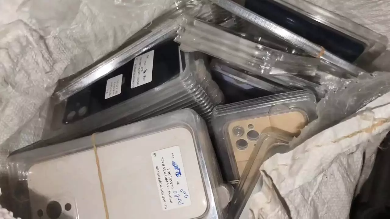मोबाइल मार्केट में पुलिस की रेड, Apple के नाम पर बिक रहा था ‘नकली माल’ मोबाइल मार्केट में पुलिस की रेड, Apple के नाम पर बिक रहा था ‘नकली माल’