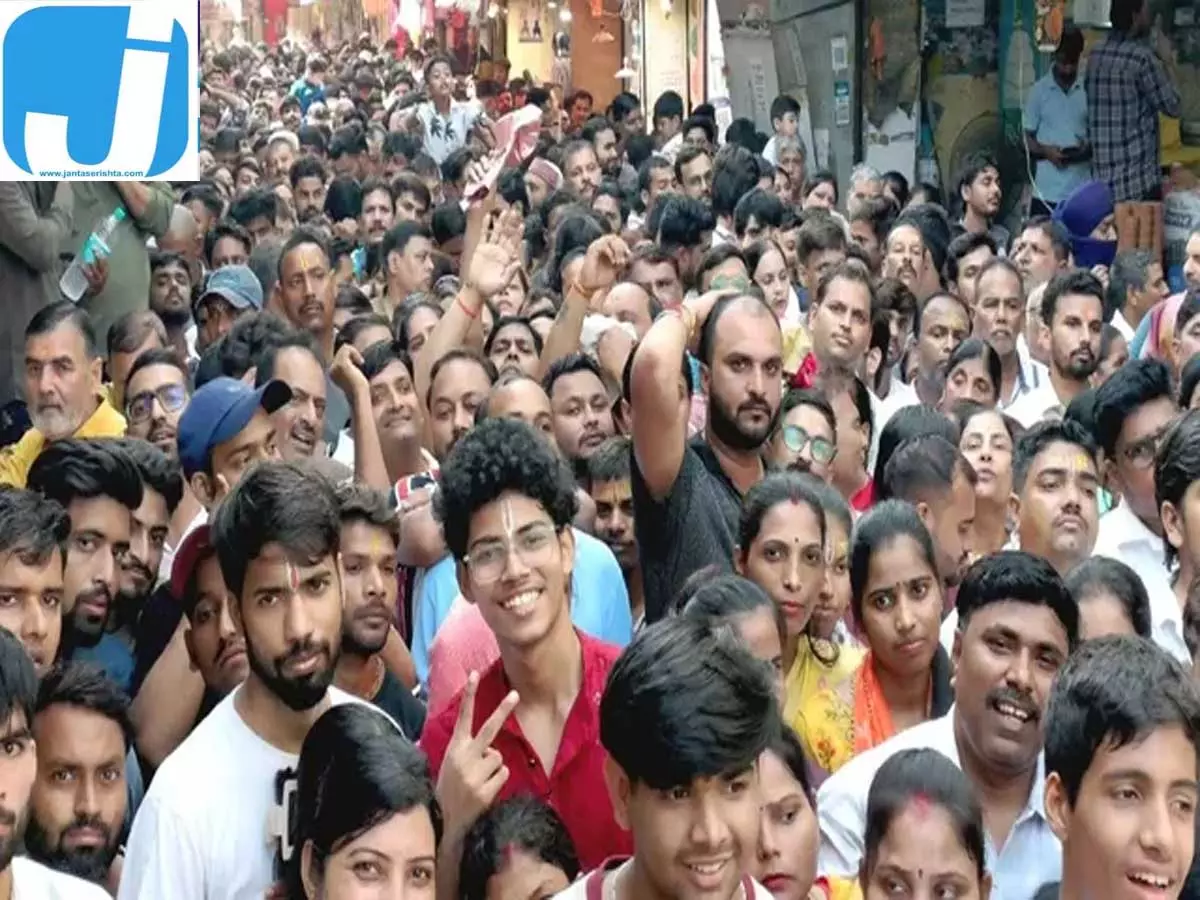 बांकेबिहारी के दर्शन को पहुंचे हजारों भक्त, भीड़ में महिलाएं-बच्चे परेशान बांकेबिहारी के दर्शन को पहुंचे हजारों भक्त, भीड़ में महिलाएं-बच्चे परेशान