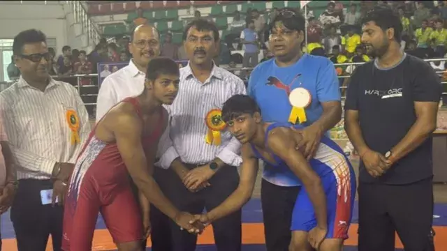 इटावा में जुटे 300 पहलवान, स्टेट लेवल जूनियर कुश्ती में दिखाया दमखम इटावा में जुटे 300 पहलवान, स्टेट लेवल जूनियर कुश्ती में दिखाया दमखम