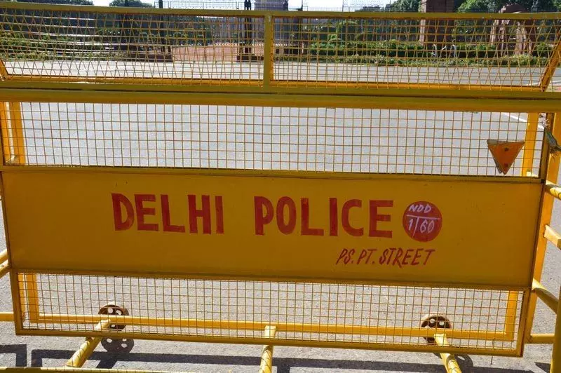 दिल्ली पुलिसकर्मी पर छेड़छाड़ का आरोप दिल्ली पुलिसकर्मी पर छेड़छाड़ का आरोप