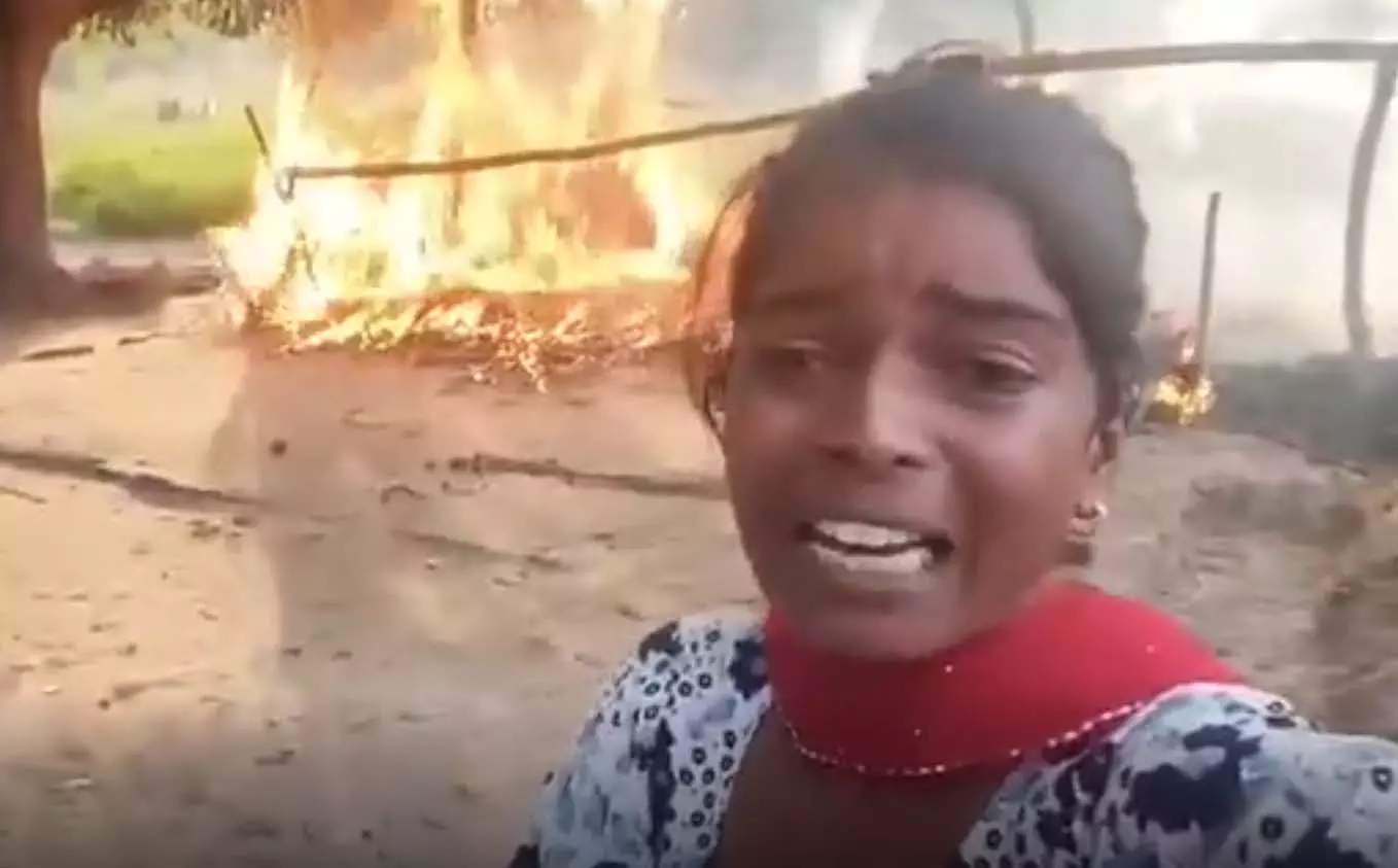 आग किसने लगाई? युवती ने पुलिस पर लगाया आरोप, VIDEO ने मचाई हलचल आग किसने लगाई? युवती ने पुलिस पर लगाया आरोप, VIDEO ने मचाई हलचल