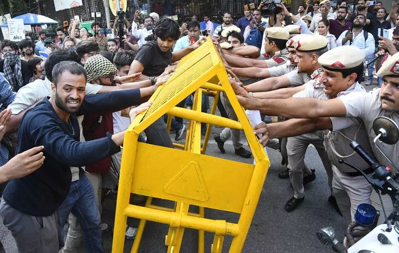 विरोध प्रदर्शनों के बीच पुलिस अलर्ट विरोध प्रदर्शनों के बीच पुलिस अलर्ट