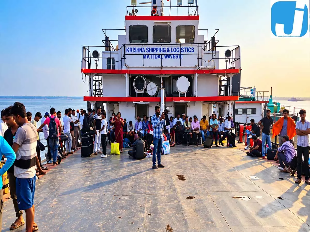 बियाडा घाट पर बदला नजारा, बिना भीड़ के यात्रियों ने किया गंगा विहार बियाडा घाट पर बदला नजारा, बिना भीड़ के यात्रियों ने किया गंगा विहार