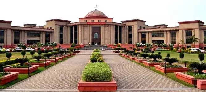 हाईकोर्ट के आदेश की अनदेखी पड़ी भारी, रायपुर आबकारी कमिश्नर समेत 2 अफसरों को नोटिस हाईकोर्ट के आदेश की अनदेखी पड़ी भारी, रायपुर आबकारी कमिश्नर समेत 2 अफसरों को नोटिस