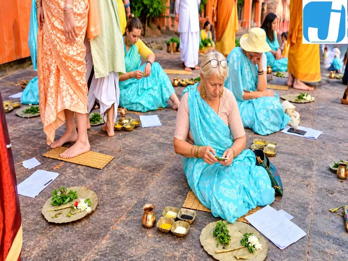 जर्मनी-रूस से गया जी पहुंचे श्रद्धालु, फल्गु तट पर किया पूर्वजों का तर्पण जर्मनी-रूस से गया जी पहुंचे श्रद्धालु, फल्गु तट पर किया पूर्वजों का तर्पण