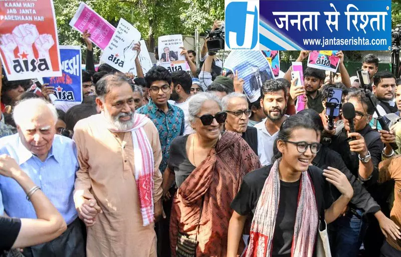 सिब्बल-भूषण समेत कई हिरासत में सिब्बल-भूषण समेत कई हिरासत में