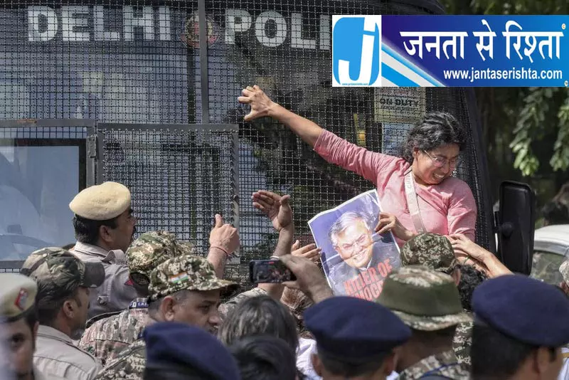 जंतर-मंतर प्रदर्शन पर पुलिस की कार्रवाई जंतर-मंतर प्रदर्शन पर पुलिस की कार्रवाई