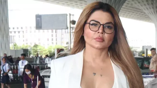 राखी का बड़ा बयान: कोमल रानी पर भड़कीं, लगाए गंभीर आरोप राखी का बड़ा बयान: कोमल रानी पर भड़कीं, लगाए गंभीर आरोप