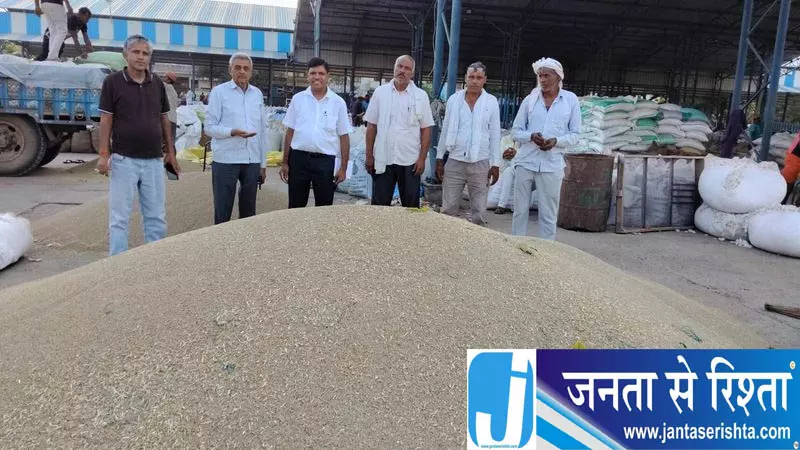 मंडियों में किसानों की परेशानी पर केंद्रीय मंत्री राव ने CM सैनी से की बात मंडियों में किसानों की परेशानी पर केंद्रीय मंत्री राव ने CM सैनी से की बात