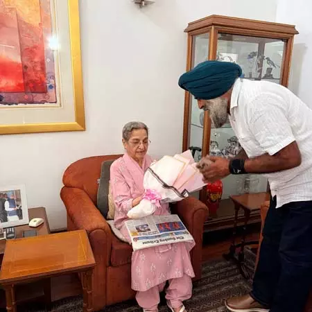 पंजाब कांग्रेस के नवनियुक्त अध्यक्ष परगट सिंह ने की पूर्व पीएम मनमोहन सिंह की पत्नी से मुलाकात, लिया आशीर्वाद पंजाब कांग्रेस के नवनियुक्त अध्यक्ष परगट सिंह ने की पूर्व पीएम मनमोहन सिंह की पत्नी से मुलाकात, लिया आशीर्वाद