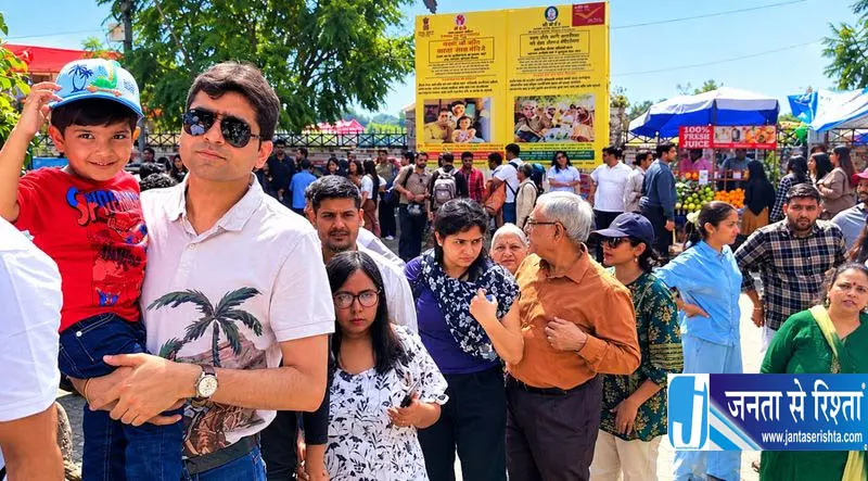 कम बारिश के बीच बीर-बिलिंग और धर्मशाला में उमड़ी पर्यटकों की भीड़ कम बारिश के बीच बीर-बिलिंग और धर्मशाला में उमड़ी पर्यटकों की भीड़