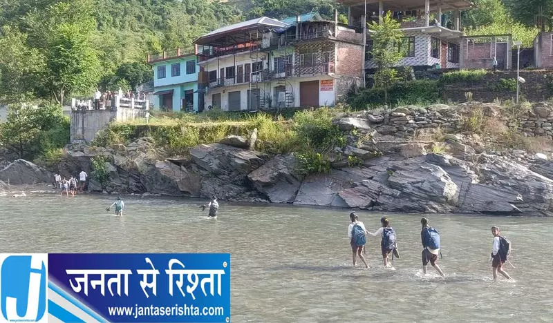 पिछले साल बहा पुल, मांडी गांव अब भी सड़क से कटा पिछले साल बहा पुल, मांडी गांव अब भी सड़क से कटा