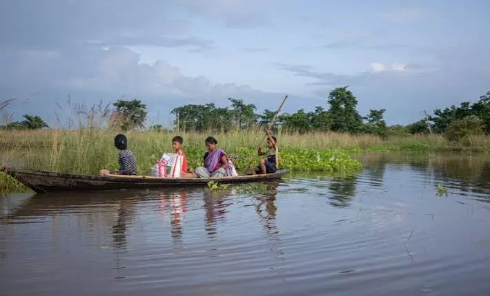 बाढ़ के बाद जीवन: असम में परिवारों की घर वापसी का कठिन रास्ता बाढ़ के बाद जीवन: असम में परिवारों की घर वापसी का कठिन रास्ता
