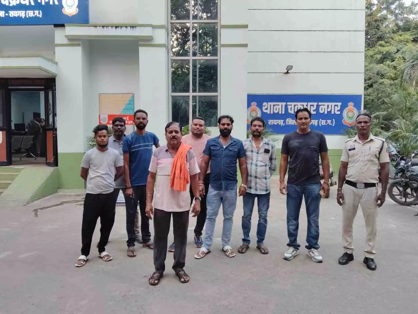 रायगढ़ में महीने की पहली तारीख को बदमाशों ने लगाई थाने में हाजिरी रायगढ़ में महीने की पहली तारीख को बदमाशों ने लगाई थाने में हाजिरी