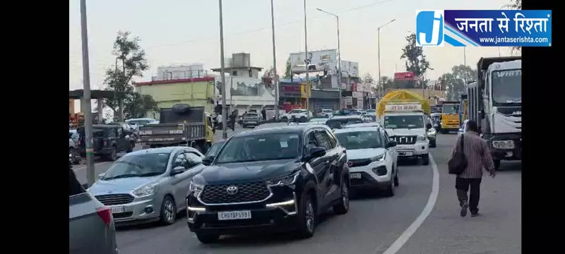 लंबे वीकेंड पर उमड़े पर्यटक, 7 हजार वाहन पहुंचे हिमाचल लंबे वीकेंड पर उमड़े पर्यटक, 7 हजार वाहन पहुंचे हिमाचल