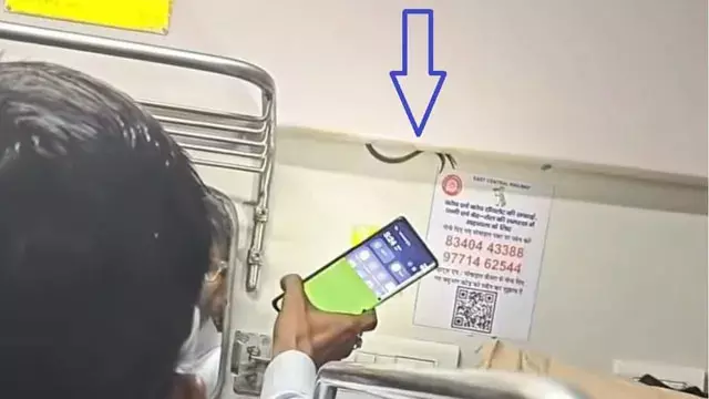 स्वतंत्रता सेनानी एक्सप्रेस के AC कोच में दिखा सांप जैसा जीव, यात्रियों में मची अफरातफरी स्वतंत्रता सेनानी एक्सप्रेस के AC कोच में दिखा सांप जैसा जीव, यात्रियों में मची अफरातफरी