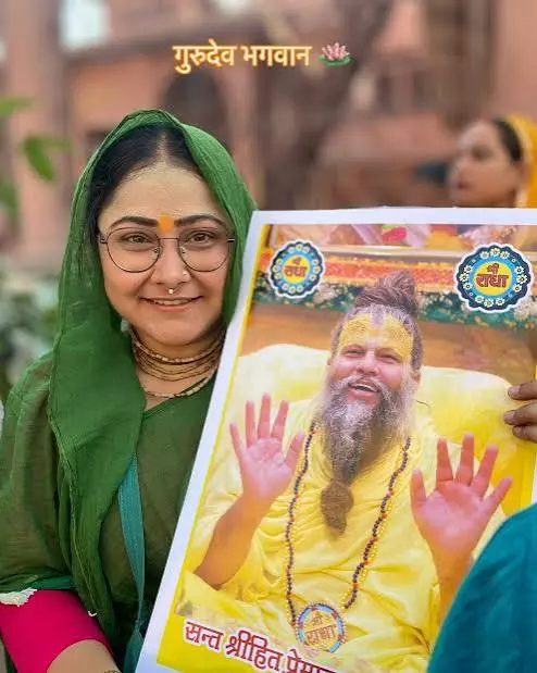 प्रेमानंद महाराज की शिष्या प्रियंका पंडित बनने वाली हैं मां प्रेमानंद महाराज की शिष्या प्रियंका पंडित बनने वाली हैं मां