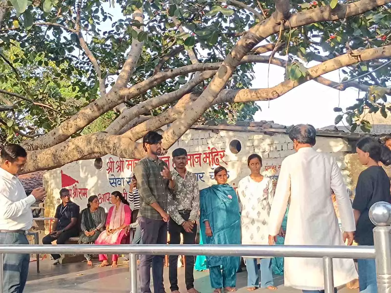 नुक्कड़ नाटक के माध्यम से जनजागरूकता का संदेश नुक्कड़ नाटक के माध्यम से जनजागरूकता का संदेश