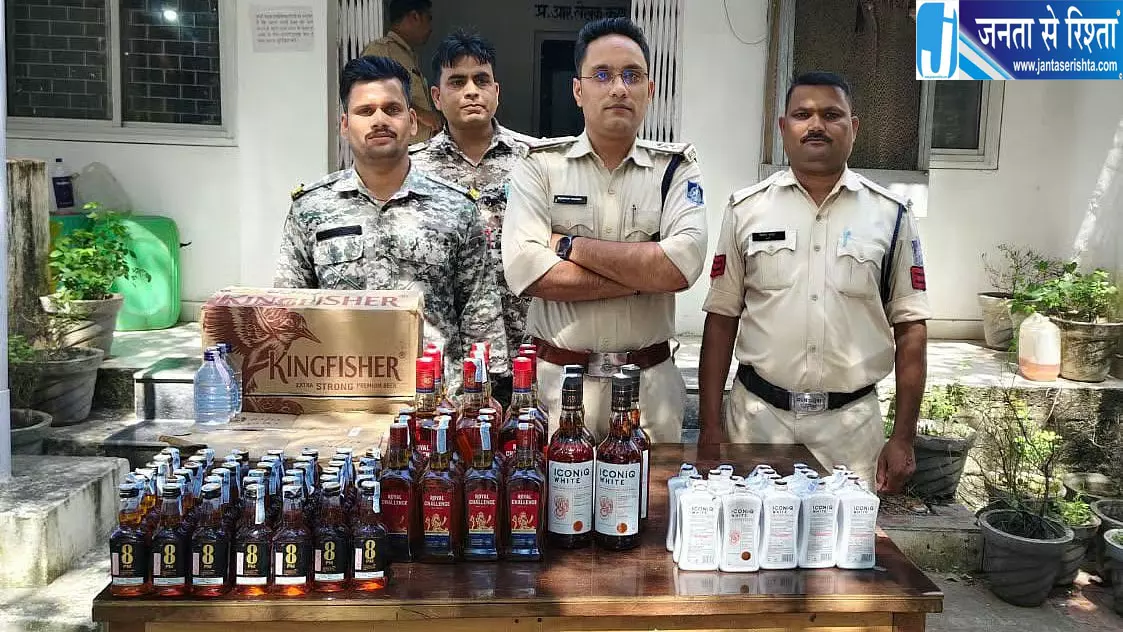 दतिया में घर पर छापेमारी, 59 लीटर अवैध शराब जब्त; दो गिरफ्तार, पूर्व पार्षद के फरार होने का दावा दतिया में घर पर छापेमारी, 59 लीटर अवैध शराब जब्त; दो गिरफ्तार, पूर्व पार्षद के फरार होने का दावा