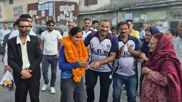 एशियाई खेलों की कांस्य पदक विजेता सीमा कुमारी का चंबा पहुंचने पर भव्य स्वागत एशियाई खेलों की कांस्य पदक विजेता सीमा कुमारी का चंबा पहुंचने पर भव्य स्वागत