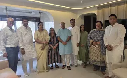 मुंबई की महापौर रितू तावड़े ने कैप्टन स्मित मच्छार के परिवार से की मुलाकात मुंबई की महापौर रितू तावड़े ने कैप्टन स्मित मच्छार के परिवार से की मुलाकात