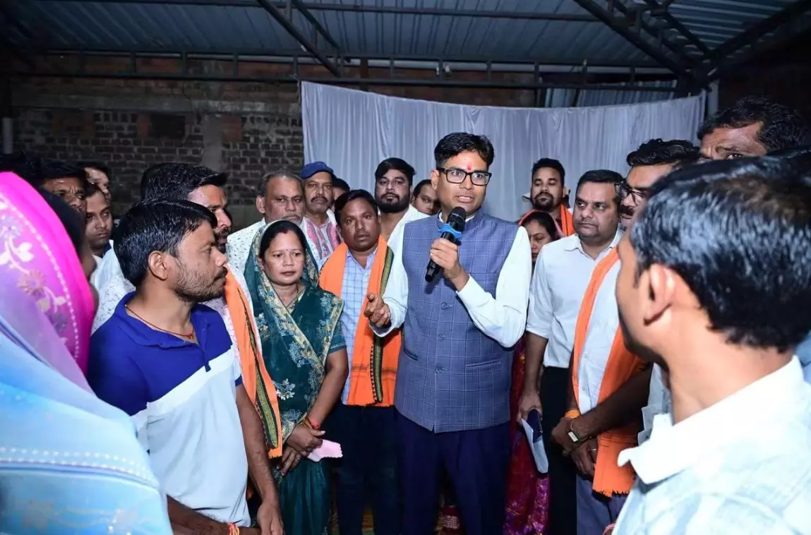 बाढ़ प्रभावितों के बीच पहुंचे वित्त मंत्री ओ.पी.चौधरी, सुनी समस्याएं बाढ़ प्रभावितों के बीच पहुंचे वित्त मंत्री ओ.पी.चौधरी, सुनी समस्याएं