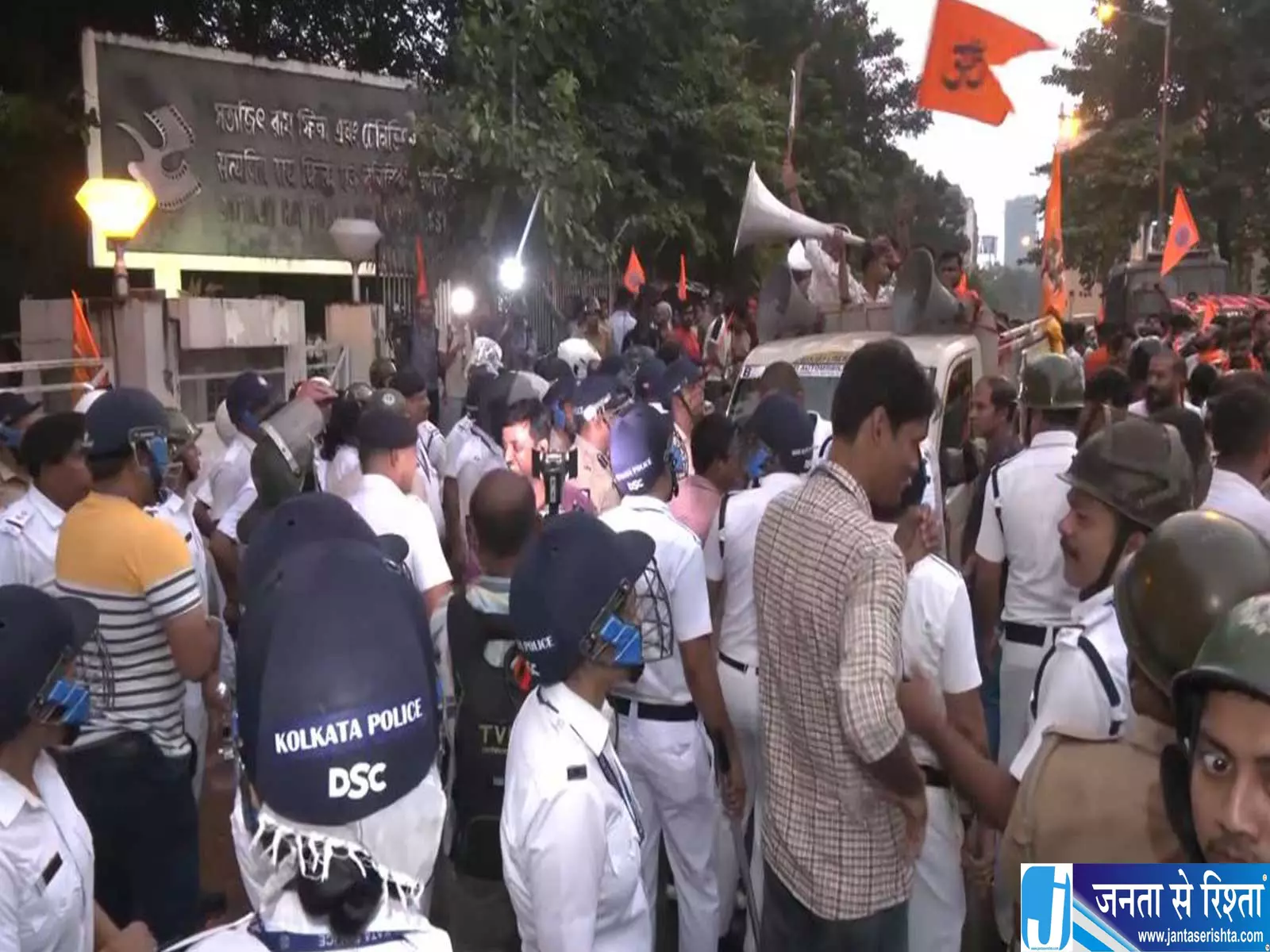 स्वामी विवेकानंद के कथित अपमान पर हंगामा स्वामी विवेकानंद के कथित अपमान पर हंगामा