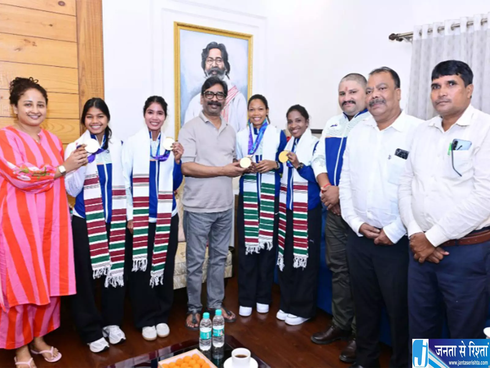 गोल्ड जीतकर लौटीं बेटियों का CM हेमंत सोरेन ने किया सम्मान गोल्ड जीतकर लौटीं बेटियों का CM हेमंत सोरेन ने किया सम्मान