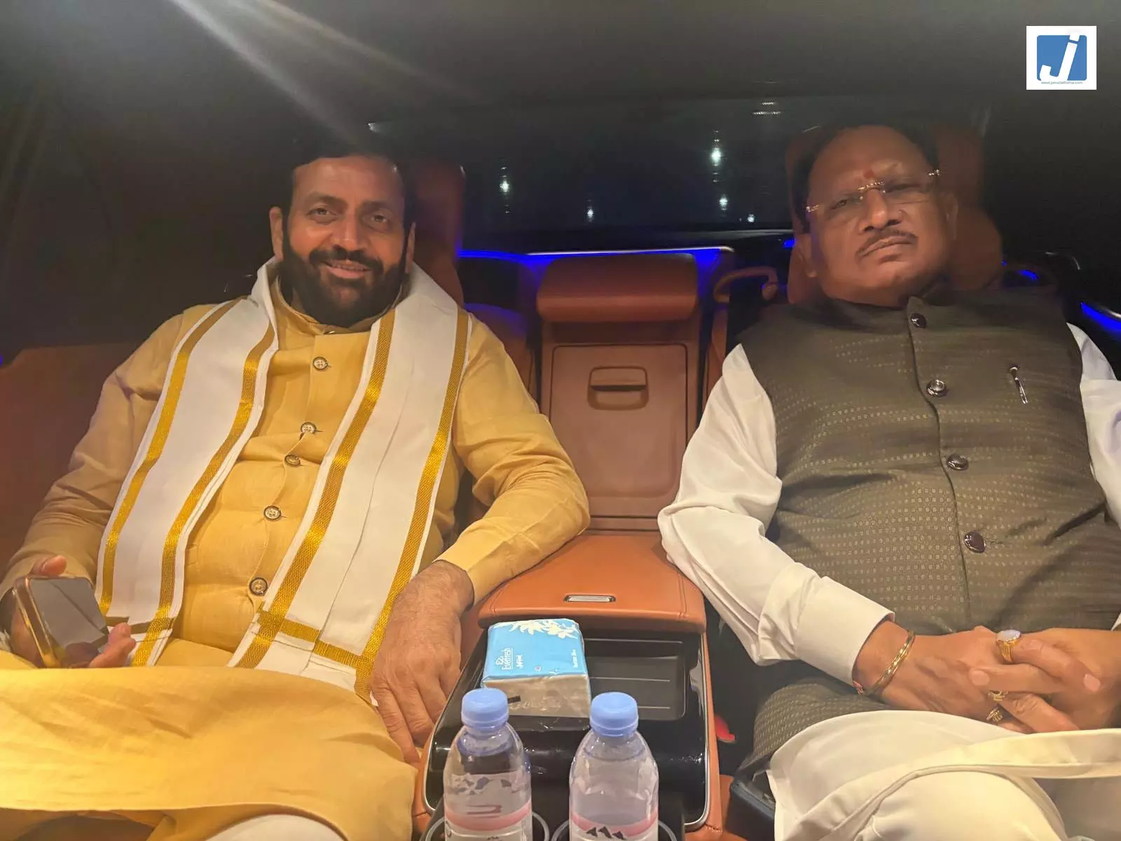 सिंगापुर में एक ही कार में दिखें दो राज्यों के मुख्यमंत्री सिंगापुर में एक ही कार में दिखें दो राज्यों के मुख्यमंत्री