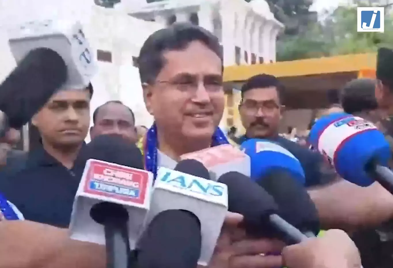 दुर्गा पूजा पर जरूरतमंदों को CM माणिक साहा का तोहफा दुर्गा पूजा पर जरूरतमंदों को CM माणिक साहा का तोहफा