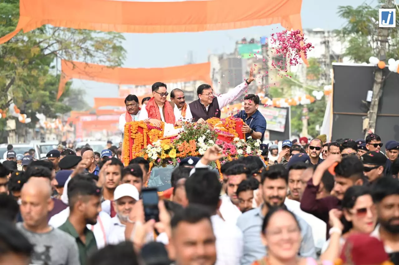 पारंपरिक रंग में रंगे मुख्यमंत्री धामी, कलाकारों के साथ थिरके और स्वयं बजाया ढोल पारंपरिक रंग में रंगे मुख्यमंत्री धामी, कलाकारों के साथ थिरके और स्वयं बजाया ढोल