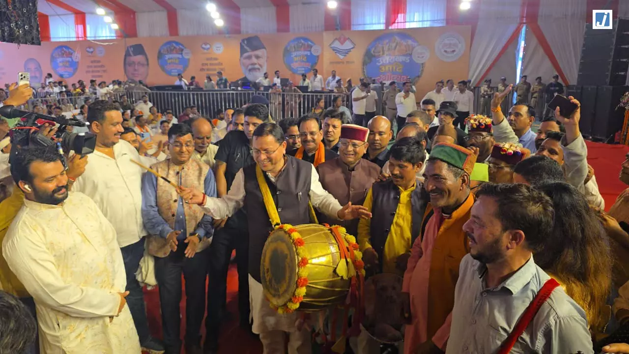 पारंपरिक रंग में रंगे मुख्यमंत्री धामी, कलाकारों के साथ थिरके और स्वयं बजाया ढोल पारंपरिक रंग में रंगे मुख्यमंत्री धामी, कलाकारों के साथ थिरके और स्वयं बजाया ढोल