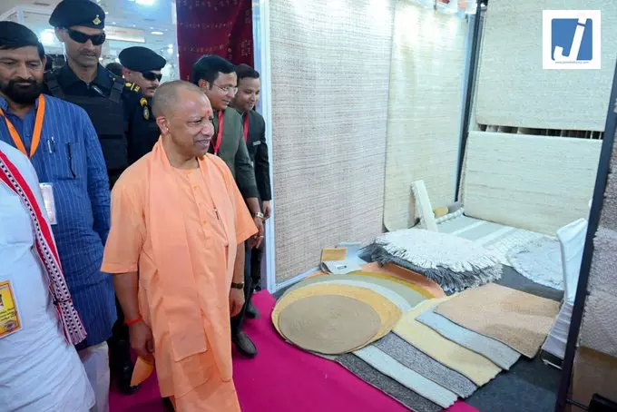अब पलायन नहीं, अपनी माटी में हुनर दिखा रहे कारीगर: CM योगी अब पलायन नहीं, अपनी माटी में हुनर दिखा रहे कारीगर: CM योगी