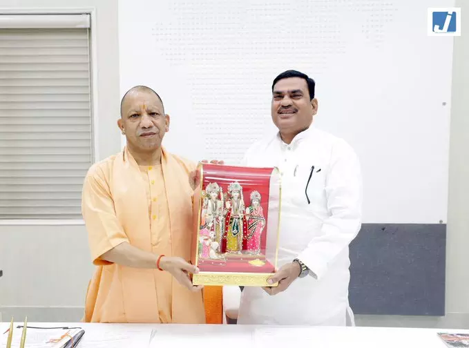 CM योगी से पूर्व विधायक विजेंद्र सिंह ने की शिष्टाचार भेंट, लखनऊ में हुई मुलाकात CM योगी से पूर्व विधायक विजेंद्र सिंह ने की शिष्टाचार भेंट, लखनऊ में हुई मुलाकात