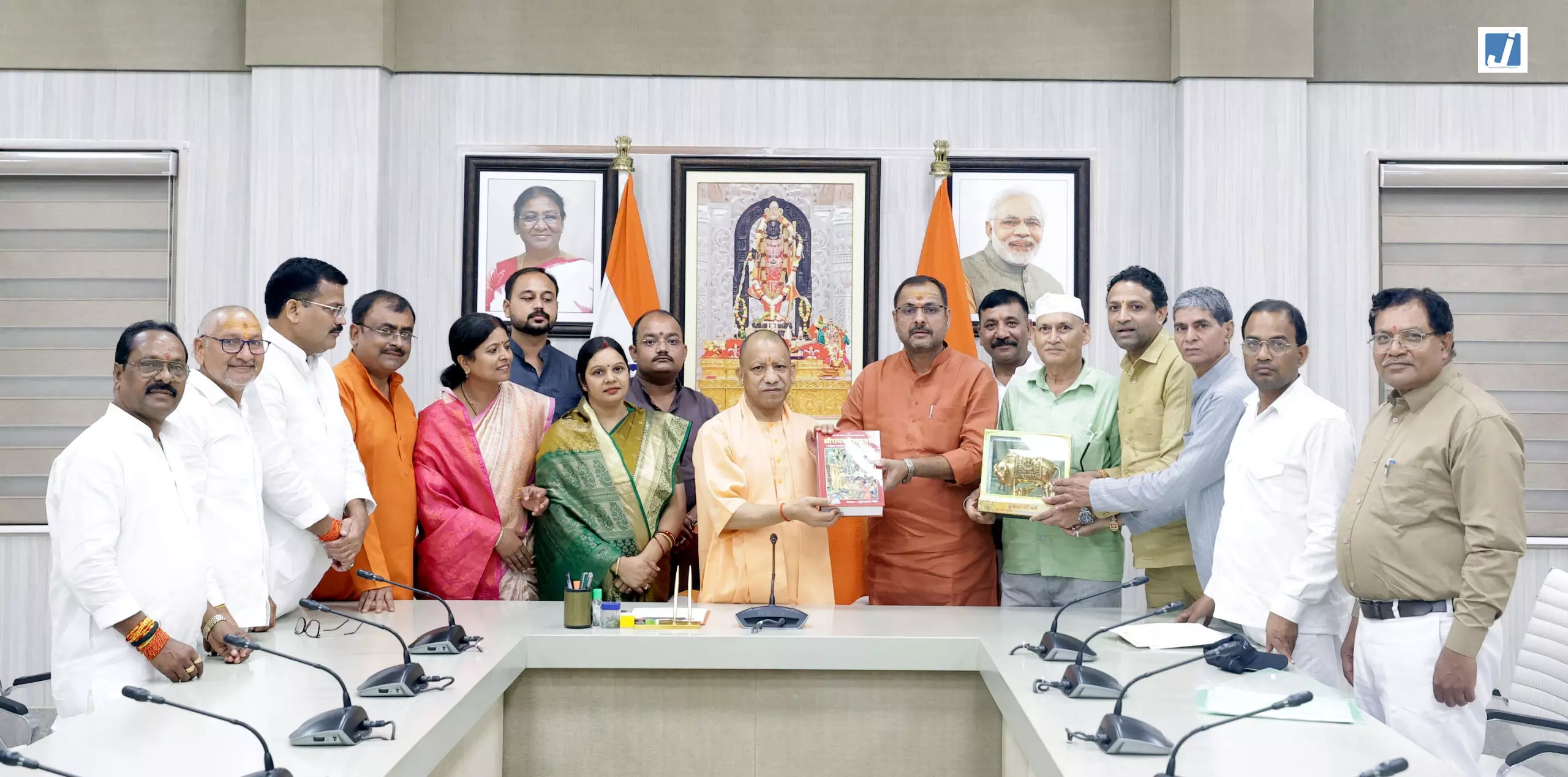 CM योगी से बांदा के दो विधायकों ने की मुलाकात CM योगी से बांदा के दो विधायकों ने की मुलाकात