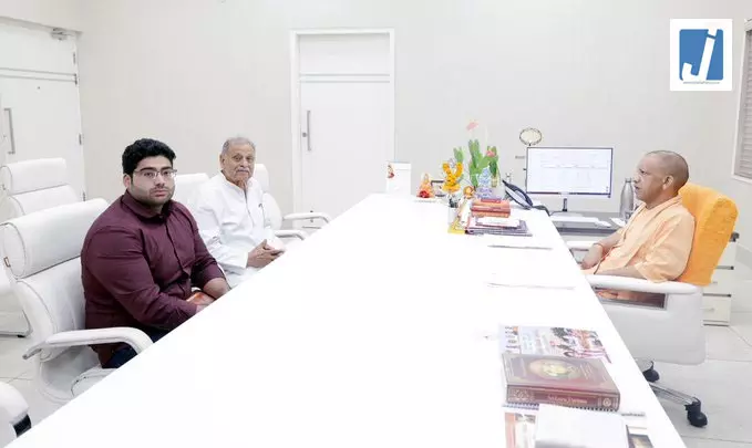 CM योगी से पूर्व मंत्री सरदार सिंह ने की शिष्टाचार भेंट, पृथ्वीराज चौधरी भी रहे मौजूद CM योगी से पूर्व मंत्री सरदार सिंह ने की शिष्टाचार भेंट, पृथ्वीराज चौधरी भी रहे मौजूद